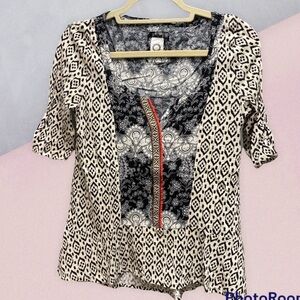 Akemi+Kin blouse flared at bottom short sleeves keyhole floral/swirl size small